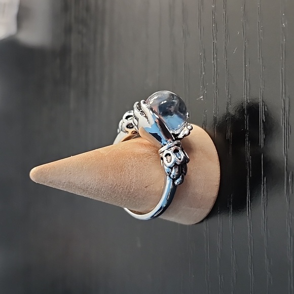 Silvertone Ring with Hands and Crystal Ball - Picture 4 of 7